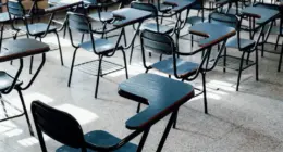 Sala de aula com carteiras escolares vazias representa o desempenho da educação brasileira no Pisa 2025