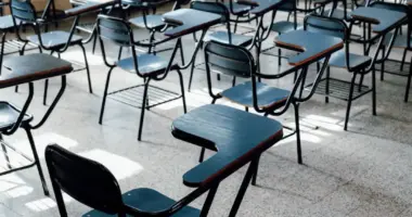 Sala de aula com carteiras escolares vazias representa o desempenho da educação brasileira no Pisa 2025