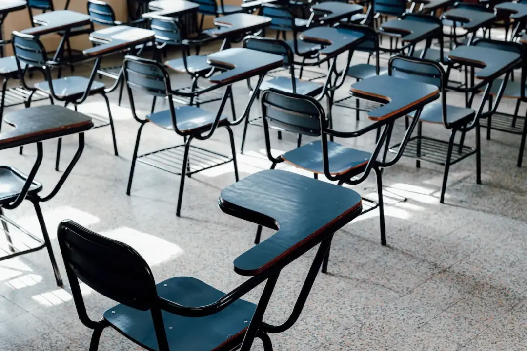 Minas Gerais se destaca no Pisa 2025 Sala de aula com carteiras escolares vazias representa o desempenho da educação brasileira no Pisa 2025