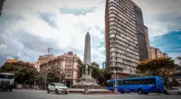 Vista de cruzamento na Região Central de Belo Horizonte, com monumento, prédios históricos e edifícios altos, além de ônibus e carros em circulação, será área do projeto de revitalização e incentivos fiscais