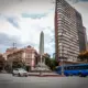 Vista de cruzamento na Região Central de Belo Horizonte, com monumento, prédios históricos e edifícios altos, além de ônibus e carros em circulação, será área do projeto de revitalização e incentivos fiscais