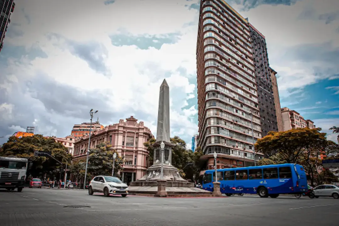 Vista de cruzamento na Região Central de Belo Horizonte,  com monumento, prédios históricos e edifícios altos, além de ônibus e carros em circulação, será área do projeto de revitalização e incentivos fiscais