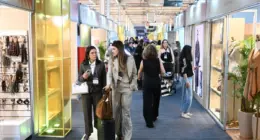 Visitantes circulam entre estandes de marcas expositoras durante nova edição do Minas Trend