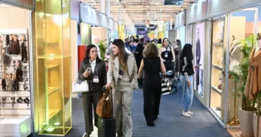 Visitantes circulam entre estandes de marcas expositoras durante nova edição do Minas Trend