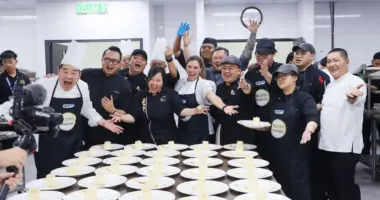 Participantes do Beagá Recebe se reúnem em cozinha durante atividade gastronômica com representantes de cidades criativas da gastronomia da Unesco, que acontecerá em BH