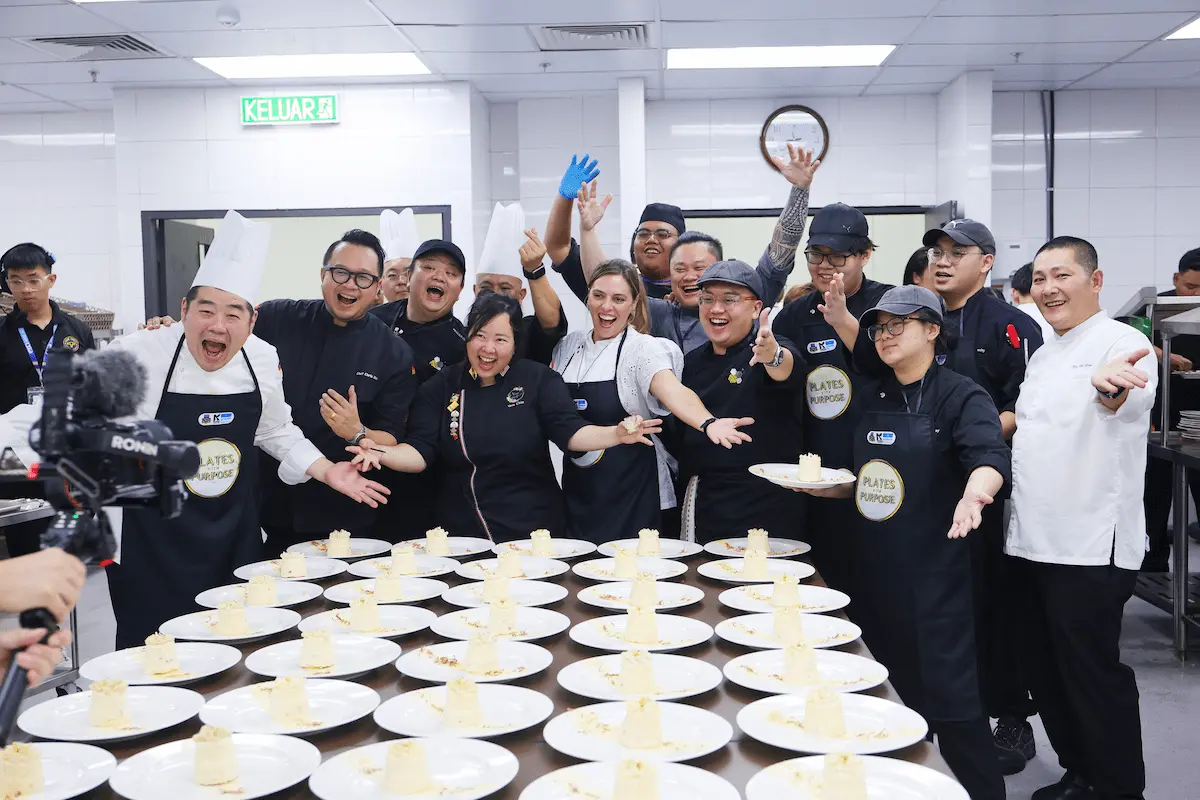 Participantes do Beagá Recebe se reúnem em cozinha durante atividade gastronômica com representantes de cidades criativas da gastronomia da Unesco, que acontecerá em BH