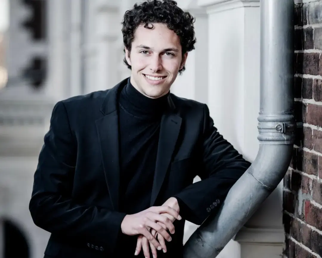 Pianista holandês Nikola Meeuwsen posa de blazer preto e gola alta preta em retrato fotográfico antes da estreia na Orquestra Filarmônica de Minas Gerais