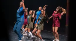 Jovens participam de apresentação de dança em um palco, em projeto de mais de mil vagas gratuitas em cursos do Sesc