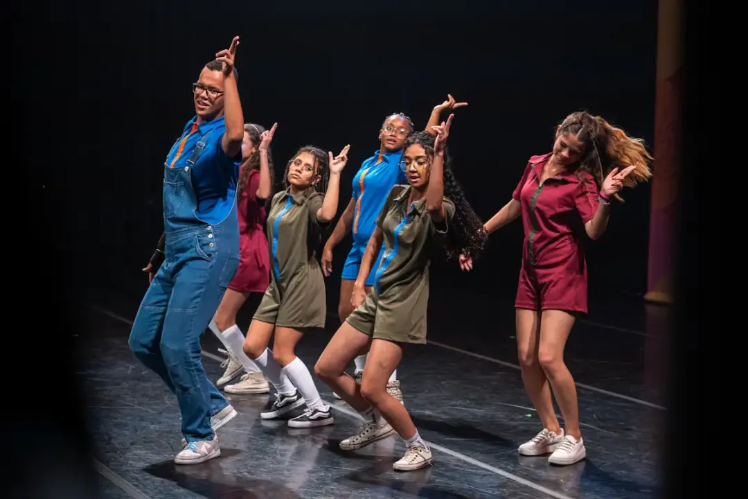 Eduardo Galetto Sesc em Minas Jovens participam de apresentação de dança em um palco, em projeto de mais de mil vagas gratuitas em cursos do Sesc