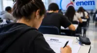 Exame Nacional do Ensino Médio (Enem) está marcado para os dias e de novembro Foto Imagem Gerada por IA