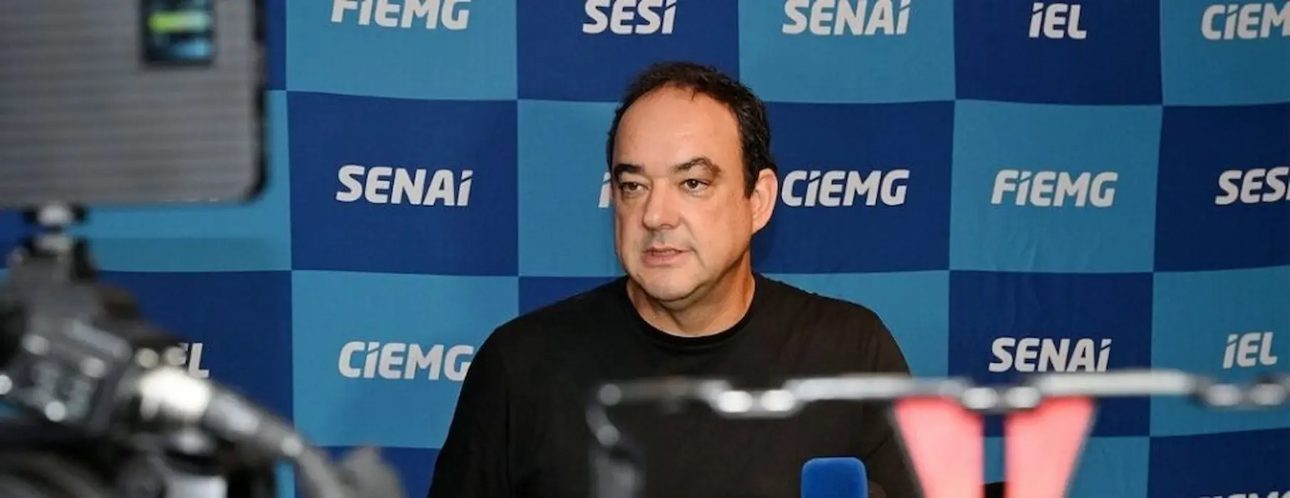 Flávio Roscoe retoma presidência da FIEMG com mais de 40 entregas previstas Flávio Roscoe durante entrevista após retomar a presidência da FIEMG e anunciar mais de 40 entregas do Sistema FIEMG em Minas Gerais