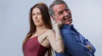 Humberto Martins e Aline Muller posam lado a lado para divulgar a peça de comédia Psicóloga Segundo Meu Psiquiatra