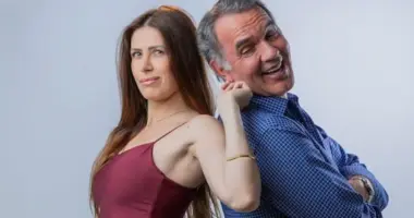 Humberto Martins e Aline Muller posam lado a lado para divulgar a peça de comédia Psicóloga Segundo Meu Psiquiatra