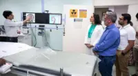 Profissionais acompanham apresentação do novo serviço de trombectomia mecânica no Hospital Metropolitano Dr. Célio de Castro, em BH