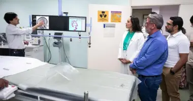 Profissionais acompanham apresentação do novo serviço de trombectomia mecânica no Hospital Metropolitano Dr. Célio de Castro, em BH
