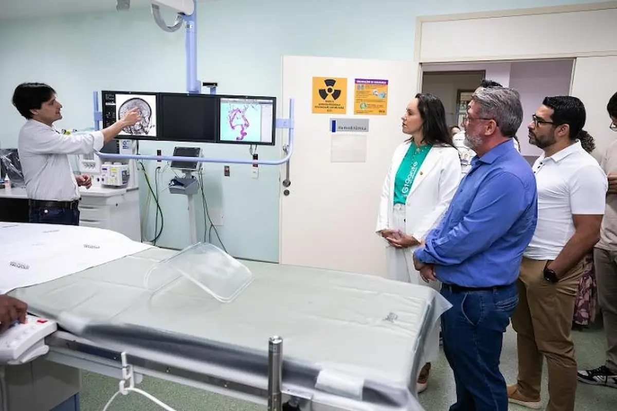 Profissionais acompanham apresentação do novo serviço de trombectomia mecânica no Hospital Metropolitano Dr. Célio de Castro, em BH