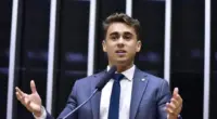 Nikolas Ferreira discursa na tribuna da Câmara dos Deputados durante mandato como deputado federal