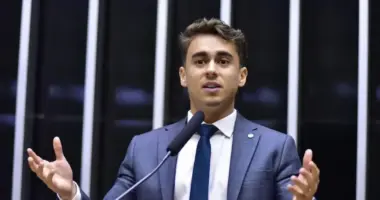 Nikolas Ferreira discursa na tribuna da Câmara dos Deputados durante mandato como deputado federal