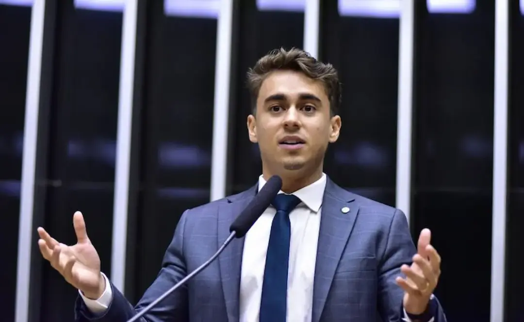 Nikolas Ferreira alcança votação histórica para deputado federal Nikolas Ferreira discursa na tribuna da Câmara dos Deputados durante mandato como deputado federal
